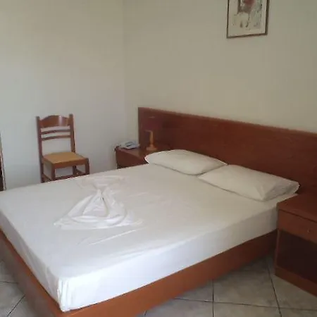 Kamari Bay Otel 2*