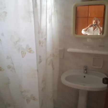 _kamari Bay Hotel 2*