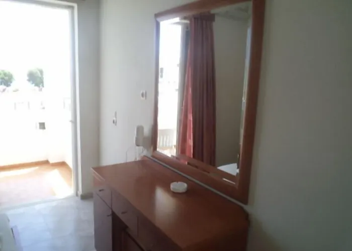 _kamari Bay Hotel 2*