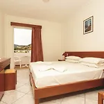 _kamari Bay Hotel 2*